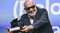 Venezia 82, Gianfranco Rosi vince il Premio Speciale della Giuria con “Sotto le nuvole”: di cosa parla il film ambientato a Napoli
