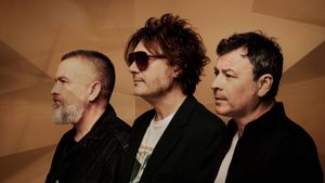 Manic Street Preachers Reflect On Touring With Oasis