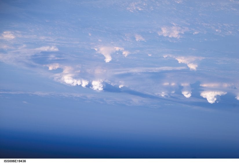 Kümülüs bulutlarının kuleleri, enerjiyi Dünya yüzeyinden uzaklaştırır. Güneş enerjisiyle ısıtma buharlaşmaya neden olur. Sıcak, nemli hava yüzer hale gelir ve yükselir, enerjiyi yüzeyden yükseklere atmosfere taşır. Su buharı yoğuşarak sıvı suya dönüştüğünde veya donarak buz kristallerine dönüştüğünde enerji atmosfere geri salınır.