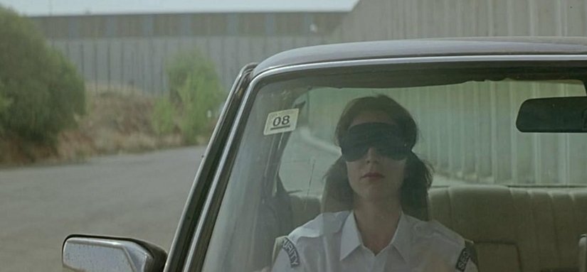 Dış dünyadan çocuklar ile seks yapması için getirilen bir kadın.