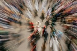 Işık hızında giden bir foton Evreni bizim gibi 3 boyutlu mu deneyimler yoksa 4. boyuta geçiş söz konusu mu?