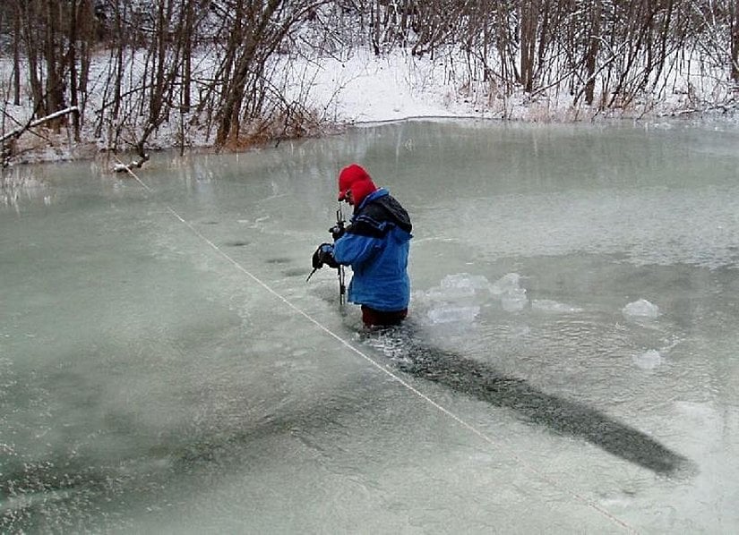 Potamolog (akarsu bilimci), muline cihazıyla akarsuyun hızını ölçüyor. Hız ve kanal boyutu ölçüldükten sonra formül ile debi hesaplanır.