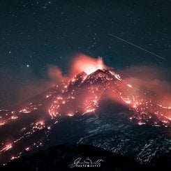 Patlayan Yanardağ Üzerinde Yıldızlar