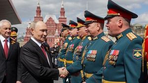 Narva Residents Watch Moscow Victory Parade Amid Controversy