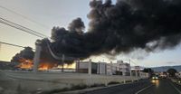 Las imágenes del incendio de la planta de reciclaje en Almería