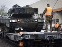 Schweizer Soldat im Schlafsack von Panzer angefahren