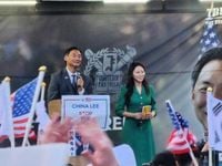 서울대 강연 무산된 모스 탄, 학교 앞 간담회서 계엄 옹호