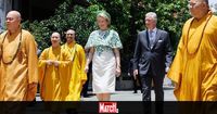 Un rare moment de tendresse en public entre le roi Philippe et la reine Mathilde immortalisé par les photographes