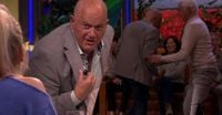 Jack van Gelder wordt uitgelachen en loopt van tafel bij De Oranjezondag