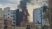 Un incendio en un edificio de Castellón mantiene a varios vecinos confinados: por el momento no hay heridos