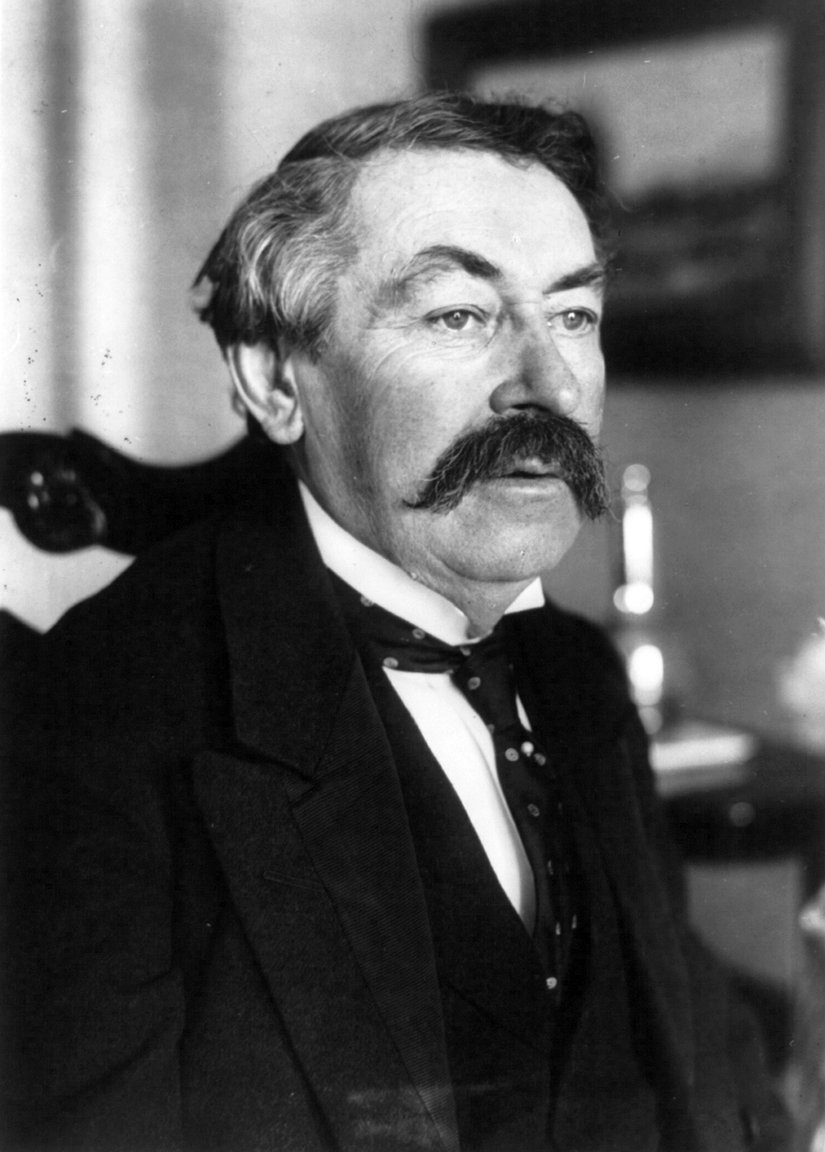 Aristide Briand. 11 dönem başbakanlık yapmış Fransa başbakanı ve savaş sonrası dönemde uluslararası ilişkiler ve yaraların sarılmasıyla ilgili politikalarıyla bilinen siyasetçi.