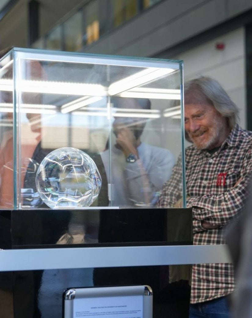 25 Nobel ödüllü bilim insanına ev sahipliği yapan Manchester Üniversitesi 2024 yılında, kuruluşunun 200. yıl dönümünde, "Gömböc 1824" sergisinin açılışını yaptı. Alan Turing binası; Matematik Fakültesi, Foton Bilimi Enstitüsü ve Jordell Bank Astrofizik Merkezi'ni birbiriyle buluşturduğu için üniversite; Gömböc 1824 vitrinini bu ikonik yere yerleştirmeye karar vermiştir.