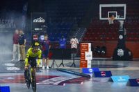 Le départ de la première étape du Tour du Pays Basque donné depuis... une salle de basket