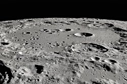 Ay patlarsa Satürn'ün halkası gibi Dünya'nın manyetik alanı sayesinde yörüngeye mi girer yoksa Dünya'ya mı düşer?