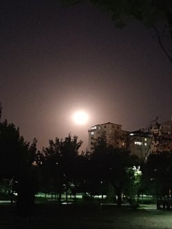 Süper mavi ay neden sarı renklidir?