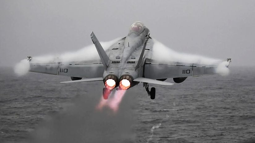 Uçak gemisinden kalkış yapan, ABD Hava Kuvvetlerine ait bir F/A-18 uçağı (kanat uçlarında bulunan kanatçıklar, falpler ile aynı pozisyonda.)