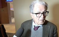 Prodi sbotta con la giornalista su Ventotene: «Ma che cavolo mi chiede? Ce l'ha il senso della storia?» - Il video