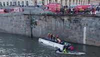 Bus turistico cade a Torino nel Po dal ponte di piazza Vittorio Veneto, morto l'autista: era l'unico a bordo