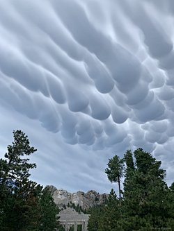 Rushmore Dağı Üzerinde Mammatus Bulutları