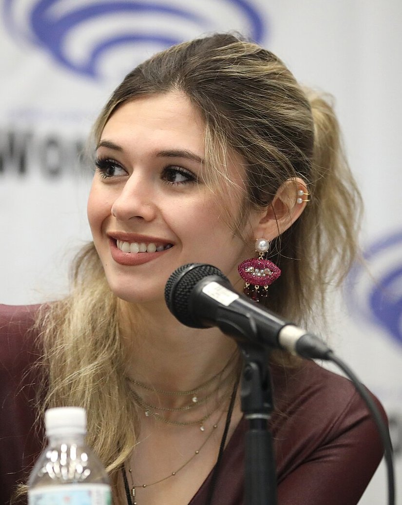 Nicole Maines, sosyal geçişine çocukken başladı ve ergenlik döneminde tıbbi destek aldı. Ailesiyle birlikte verdiği hukuk mücadelesi, trans gençlerin okul hakları konusunda ABD'de yasal emsal oluşturdu.