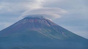 Mount Fuji Snowfall Ends Record Streak