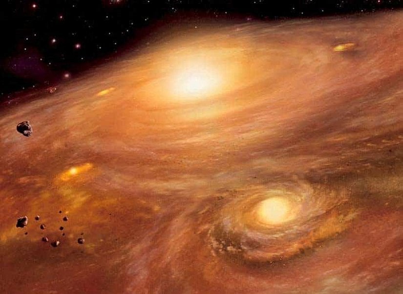 Gezegenlerin rengi konumuza geçmeden önce bu gezegenlerin nasıl oluştuğuna bakalım. Bilinen haliyle Güneş Sistemi, evrende yön veya biçin olmadan kıvrılan, geniş, dönen bir gaz ve toz bulutu olarak hayatına başladı. Yaklaşık 4,6 milyar yıl önce, bu devasa bulut bizim Güneş’imize dönüştü. Takip eden süreçlerde sekiz gezegen, 181 uydu ve sayısız asteroit ile tamamlanmış Güneş Sistem’ini ortaya çıkardı.    Güneş’in etrafında dönen gaz ve toz bulutu, dönerken soğumaya; farklı türlerde katı maddeler oluşturmaya başladı. Güneş’in yakınlarında sıcaklık çok yüksek olduğu için Güneş’in sıcaklığının nispeten daha az ulaştığı yerlerde ise buz ve amonyak gibi nispeten daha uz uçucu katılar oluştu. Güneş Sistemi’ni bir diske benzetecek olursak; disk dönmeye devam soğudu. Oluşan katılar büyük kütle kümeleri oluşturmak için birbirlerine yapıştılar ve günümüzde bilinen gezegenlere dönüşmeye başladılar.