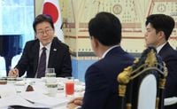 윤석열은 2년 지나야 했는데…이재명 정부, 출범 18일 만에 대통령과 여야 지도부 마주 앉아