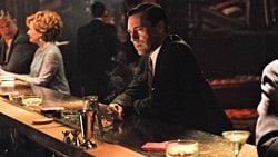 İçen Paradoksu: "Barda Öyle Bir Kişi Vardır ki, Eğer O Kişi İçiyorsa, Bardaki Herkes İçiyordur." Önermesi Doğru mudur?