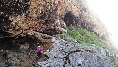 Arkeologlar Bir Uçuruma Tırmanıp 20.000 Yıl Öncesine Alet Seti Keşfetti!