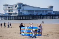 When will the ‘mini heatwave’ hit the UK after 24C temperatures forecast?