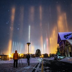 Mohe Üzerinde Işık Sütunları ve Orion