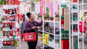 Shoppers Dive Into Deals For The Holidays