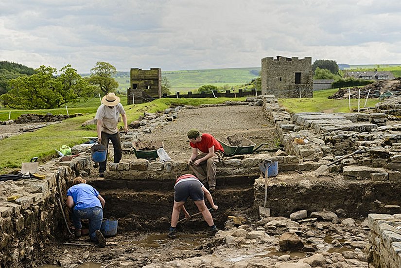 İngiltere'nin Vindolanda kentindeki bu kazı alanında, MS 85 - 370 yılları arasında Romalı işgalciler tarafından geride bırakılan binlerce eser ortaya çıkarılmıştır.