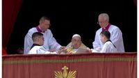 'Joyeuses Pâques !' : pour la bénédiction 'Urbi et Orbi', le pape François apparaît au balcon de Saint-Pierre et s'offre un bain de foule - RTBF Actus
