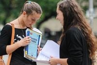 Simulare BAC 2025: Baremele de corectare și notare la Limba română, publicate de Ministerul Educației  - HotNews.ro