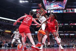Chicago Sky Host Indiana Fever In Historic United Center Game