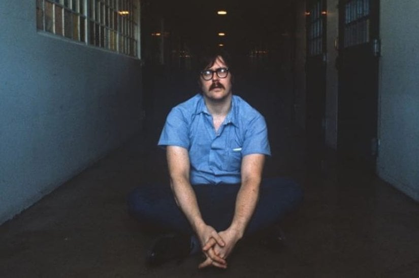 Cinayetler: 10  Co-ed Killer Edmund Kemper, işlediği korkunç suçlara rağmen birçok insana oldukça sempatik gelen bir karakter. Fakat Edmund Kemper yıllarca dedektifleri peşinden koşturmuş oldukça zeki bir canidir. Edmund Kemper’in cinayetleri henüz 15 yaşındayken başlamıştı. Anne ve babası erken yaşta boşanan Kemper, annesi ile Montana’ya taşındı. Annesinden epey bir istismar gören ve psikolojisi bozulan Edmund, 15 yaşında Kaliforniya’ya geri döndü.    Burada ise dedesini ve babaannesini öldürdü. Mahkeme Kemper’i paranoid şizofren olduğu gerekçesiyle Atascadero Devlet Hastanesi’ne sevk etti. Burada 6 yıl geçiren Edmund 21 yaşındayken doktorları iyileştiğine ikna edip serbest kaldı. 2.06 metre boyunda bir dev olan Kemper 145 IQ ile oldukça yüksek bir zekâya sahipti.