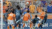 Sounders keep rolling, defeat short-handed Dynamo
