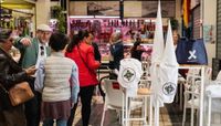 San Gonzalo, el mercado donde se visten cientos de nazarenos: 