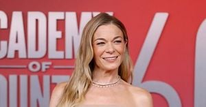 LeAnn Rimes Keeps Singing After Teeth Fall Out
