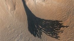 Mars’taki Uzun Karanlık İzler Su Değil, Kayaların Kaymasıymış.