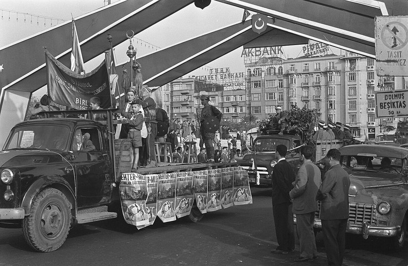 29 Ekim 1959'da bir geçit töreninde mehter takımının geçişi
