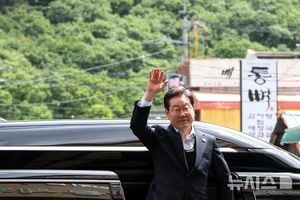 Lee Jae-myung Connects With Community Leaders In Jinju