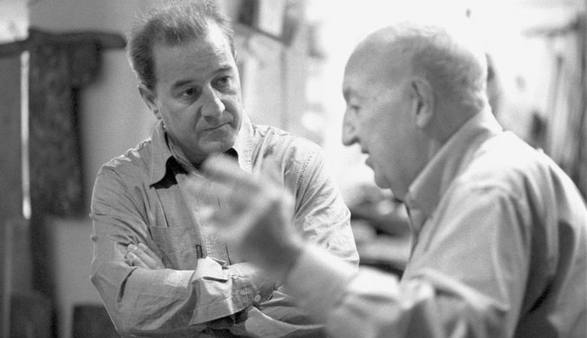 Joan Oró (sağ tarafta), ünlü İspanyol sanatçı Josep Riera i Aragó (sol tarafta) ile konuşuyor.