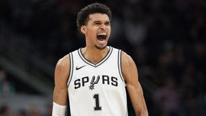 Spurs Snap Losing Streak With Victory Over Mavericks