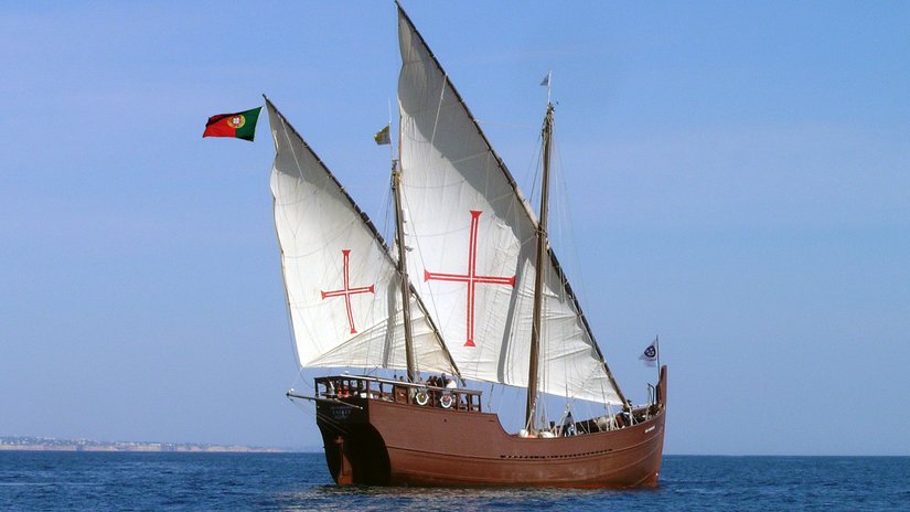 Portekiz bayraklı bir karavel