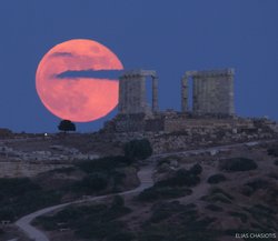 Poseidon Tapınağı Üzerinde Çilek Dolunayı