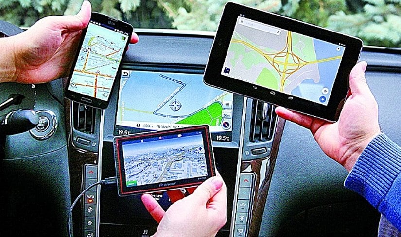GPS teknolojisi uzay araştırmaları sonucu gelişen bir başka “yan sanayi ürünü” olmuştur. Günümüzde GPS teknolojisi sayesinde sadece insanlar gidecekleri yere daha kolay ulaşmakla kalmıyor, aynı zamanda polis, itfaiye ve ambulans gibi acil durumlarda müdahale etmesi beklenen kurumların müdahale süresi de azaltıyor. Bu sayede kurtulan insan hayatını hesap etmeye kalkarsak epeyce yüksek bir rakam olacağı aşikardır.