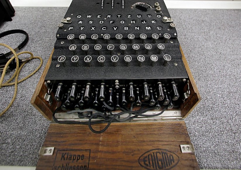 Massachussetts'teki Natick kentinde, İkinci Dünya Savaşı Müzesi'nde bir Nazi Enigma şifreleme makinesi sergileniyor. Oscar adayı "The Imitation Game" filminde Benedict Cumberbatch, bu makineleri hedef alan bir şifre kırma operasyonunu yönetiyor.