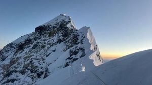 Massive Snowstorm Traps Hundreds On Mount Everest